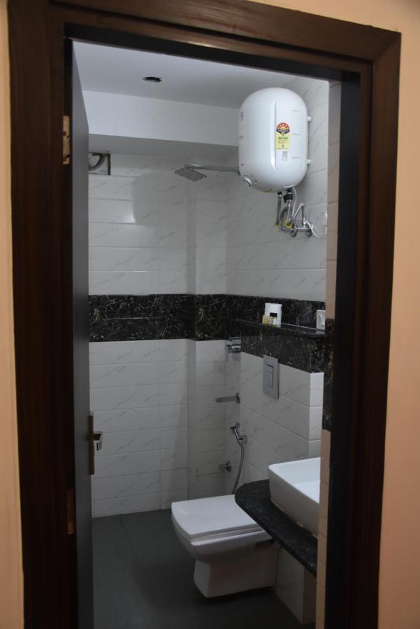 Hotel De Luxe Basai Road Gurgáon Kültér fotó