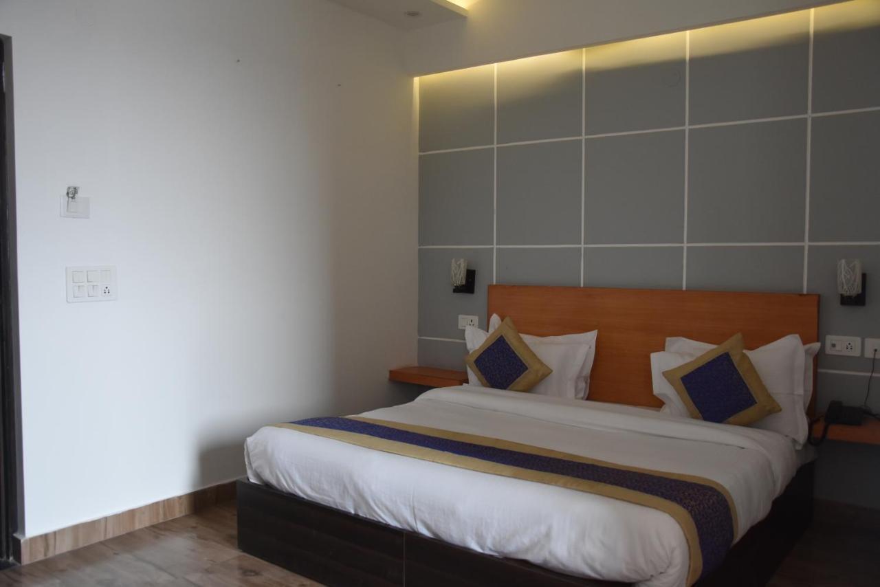Hotel De Luxe Basai Road Gurgáon Kültér fotó