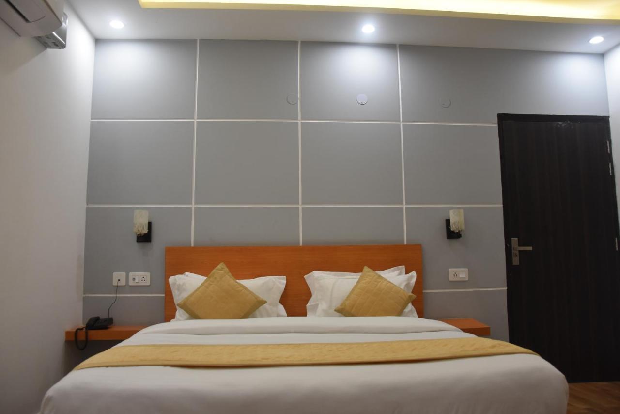 Hotel De Luxe Basai Road Gurgáon Kültér fotó