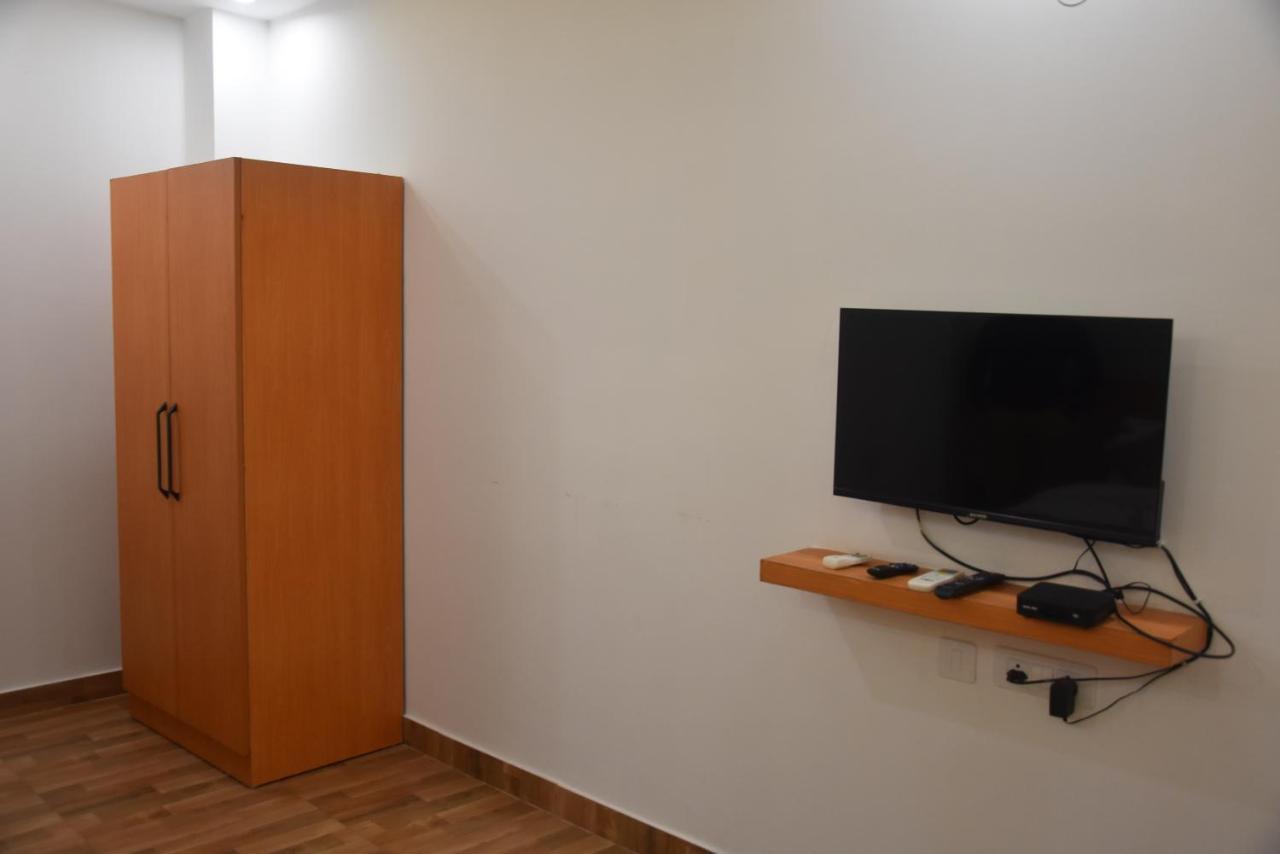 Hotel De Luxe Basai Road Gurgáon Kültér fotó