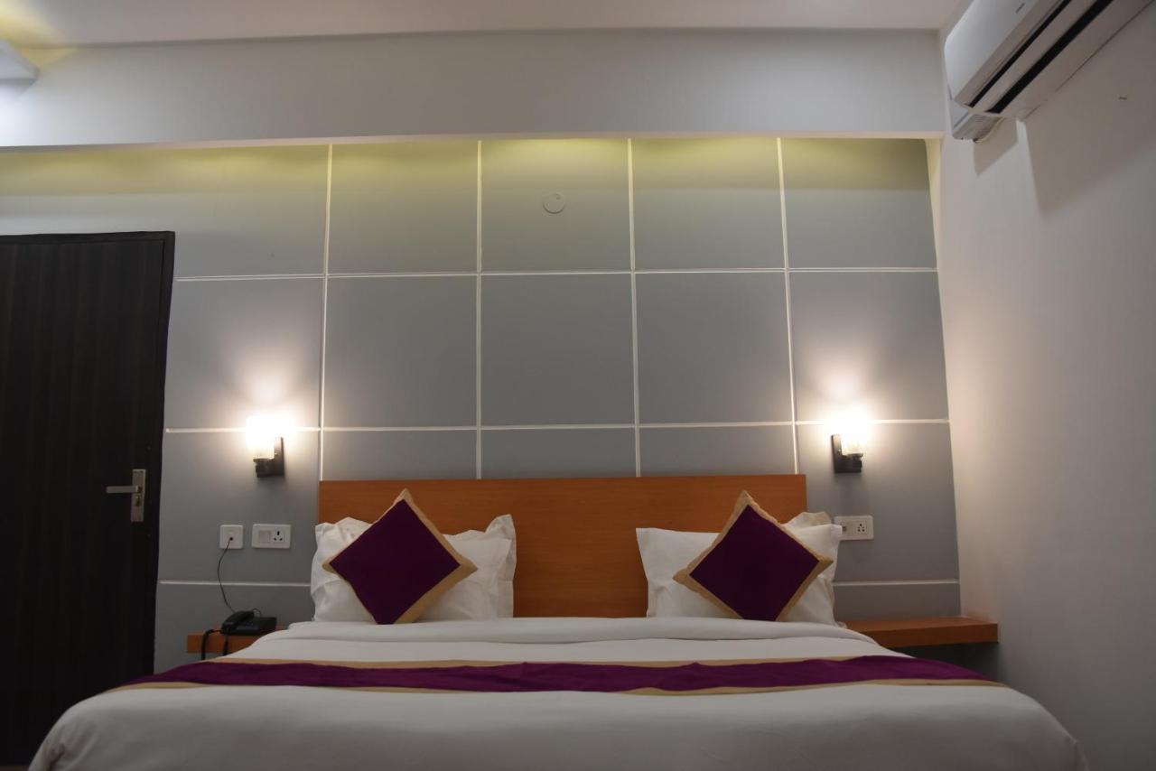 Hotel De Luxe Basai Road Gurgáon Kültér fotó