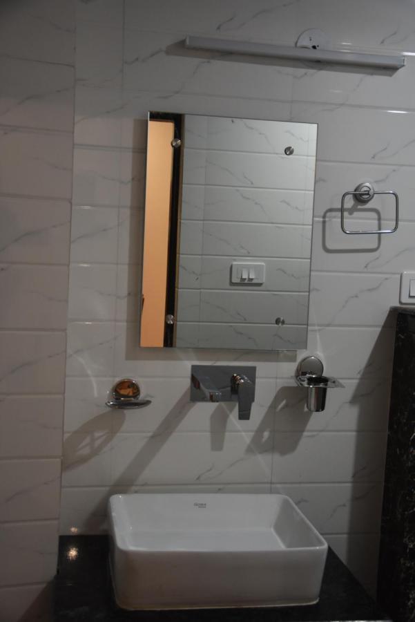 Hotel De Luxe Basai Road Gurgáon Kültér fotó