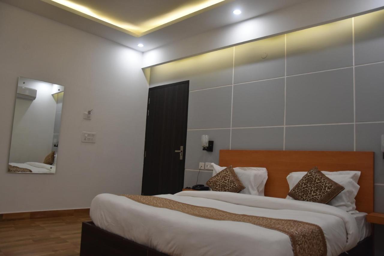Hotel De Luxe Basai Road Gurgáon Kültér fotó