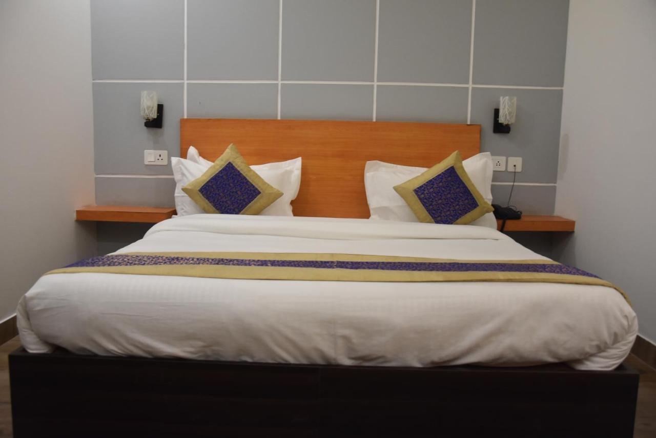 Hotel De Luxe Basai Road Gurgáon Kültér fotó