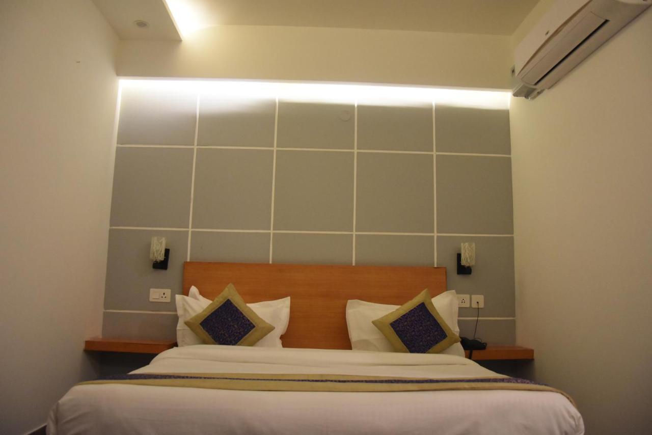 Hotel De Luxe Basai Road Gurgáon Kültér fotó