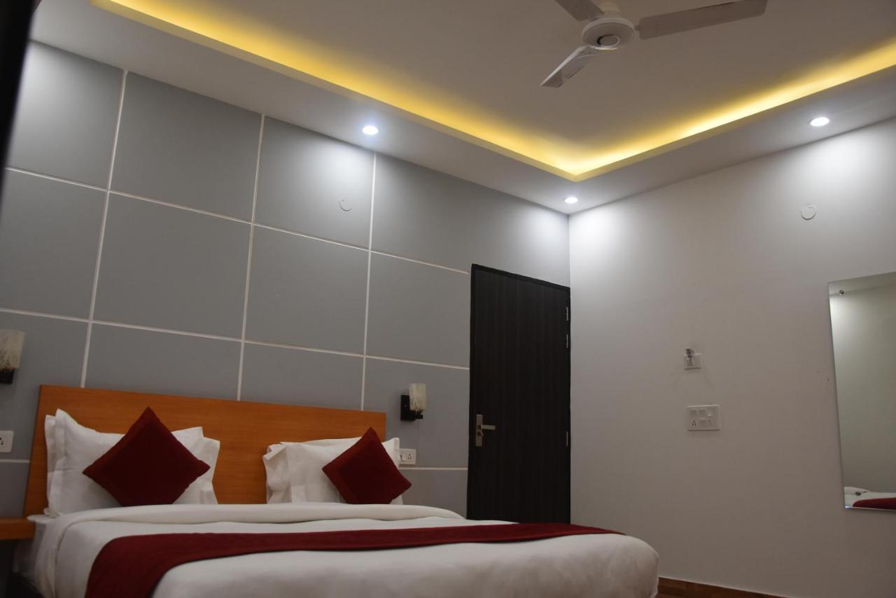 Hotel De Luxe Basai Road Gurgáon Kültér fotó
