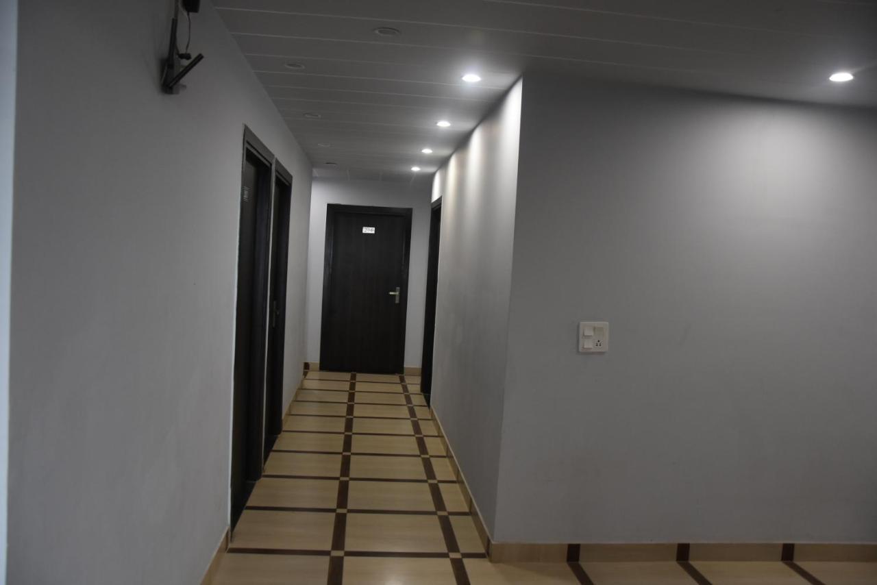 Hotel De Luxe Basai Road Gurgáon Kültér fotó