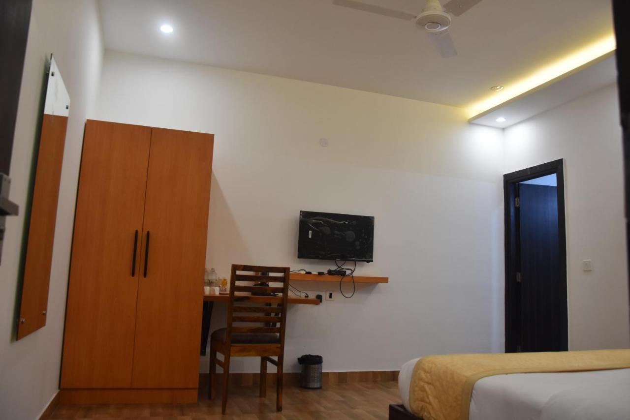Hotel De Luxe Basai Road Gurgáon Kültér fotó
