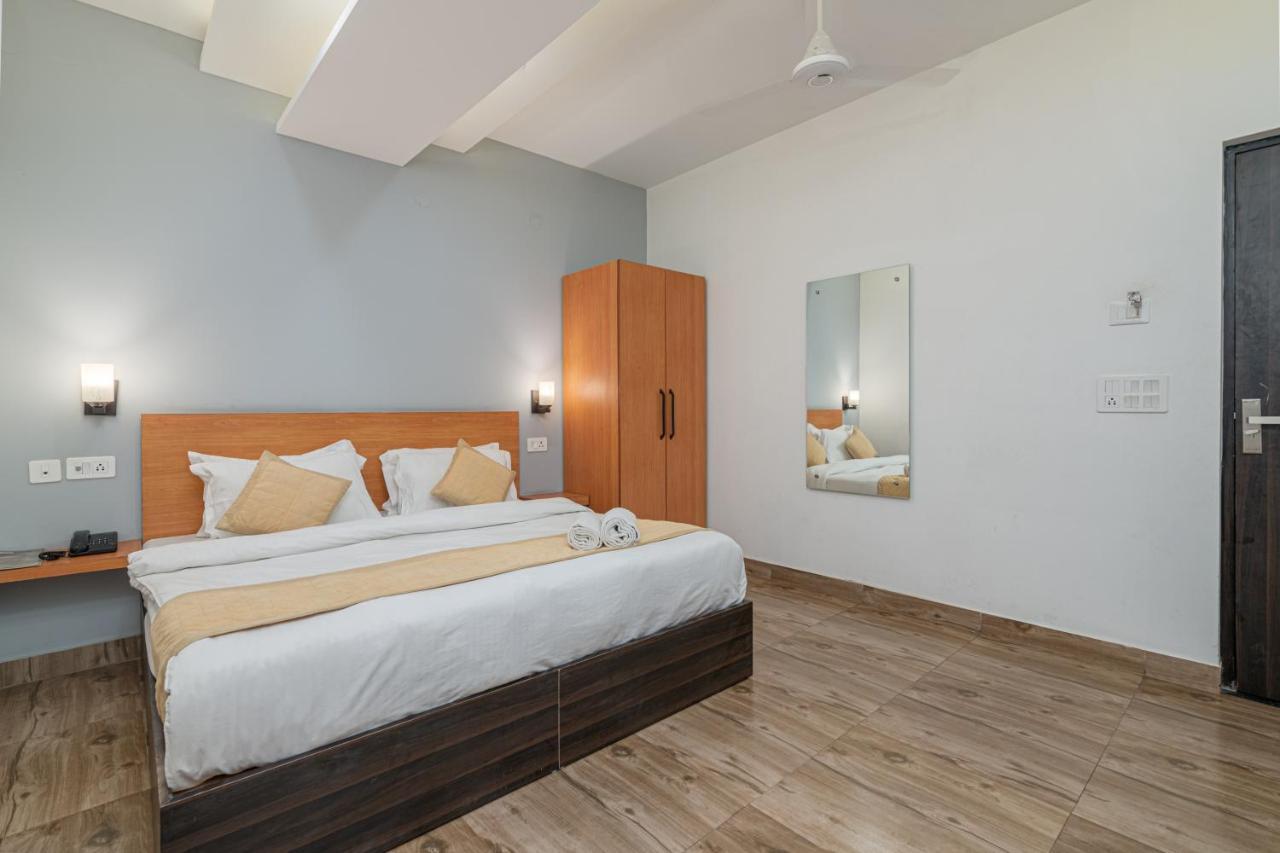 Hotel De Luxe Basai Road Gurgáon Kültér fotó