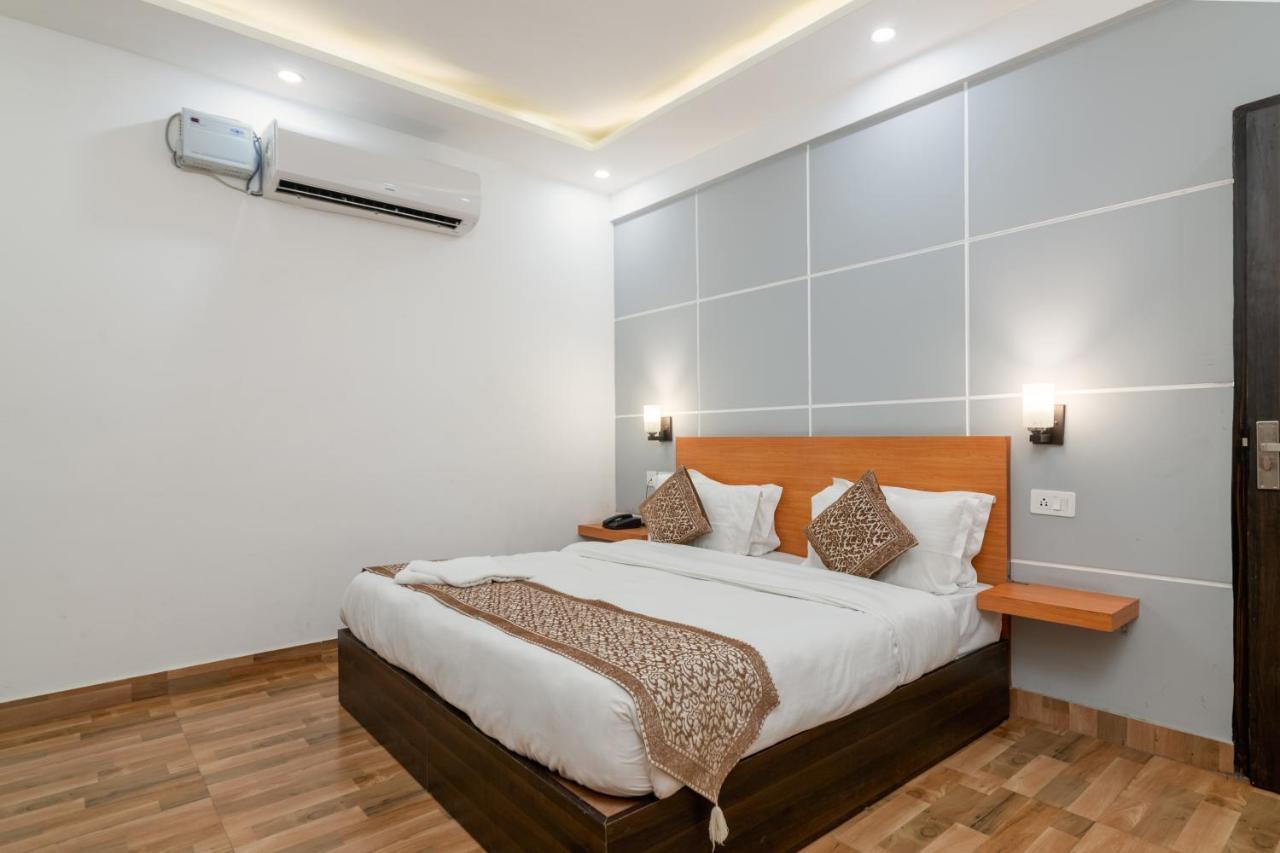 Hotel De Luxe Basai Road Gurgáon Kültér fotó