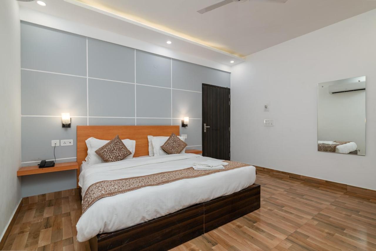 Hotel De Luxe Basai Road Gurgáon Kültér fotó