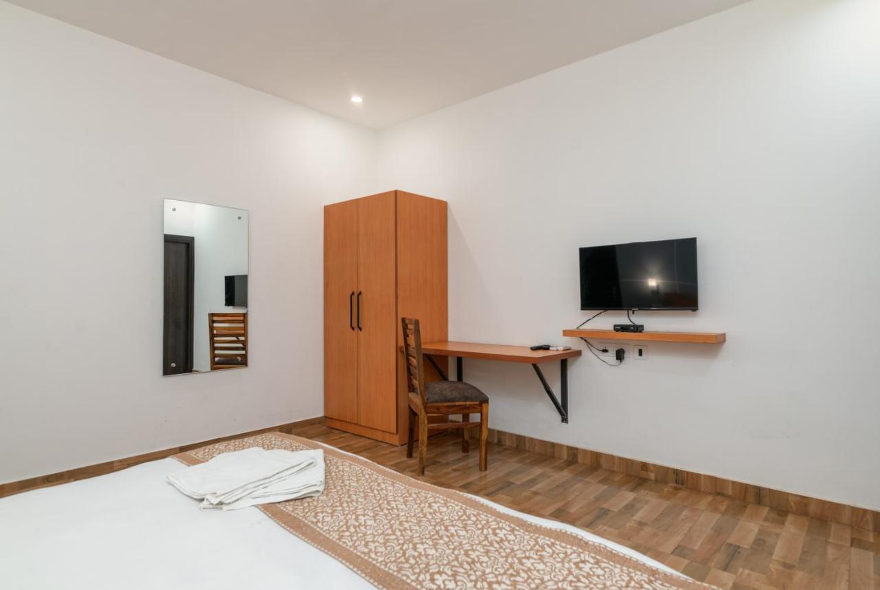 Hotel De Luxe Basai Road Gurgáon Kültér fotó