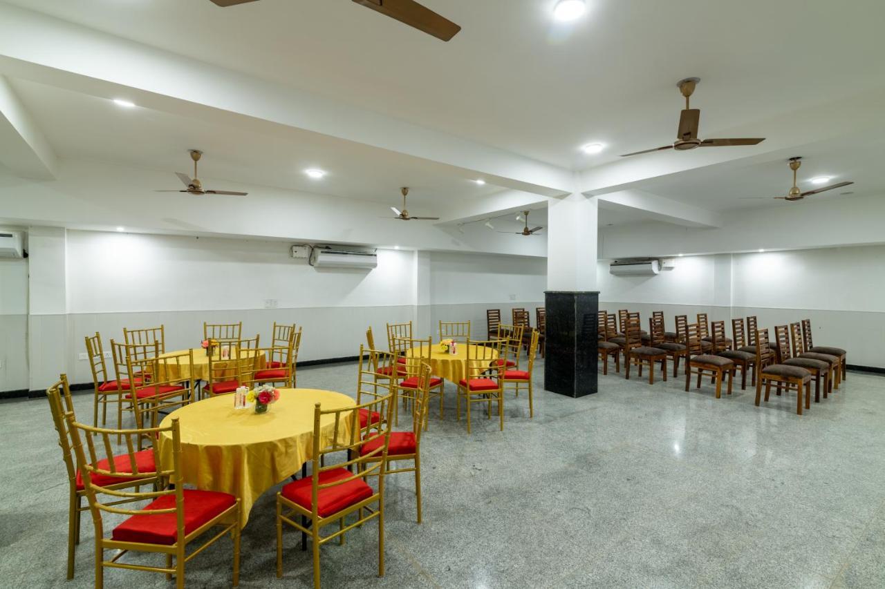 Hotel De Luxe Basai Road Gurgáon Kültér fotó