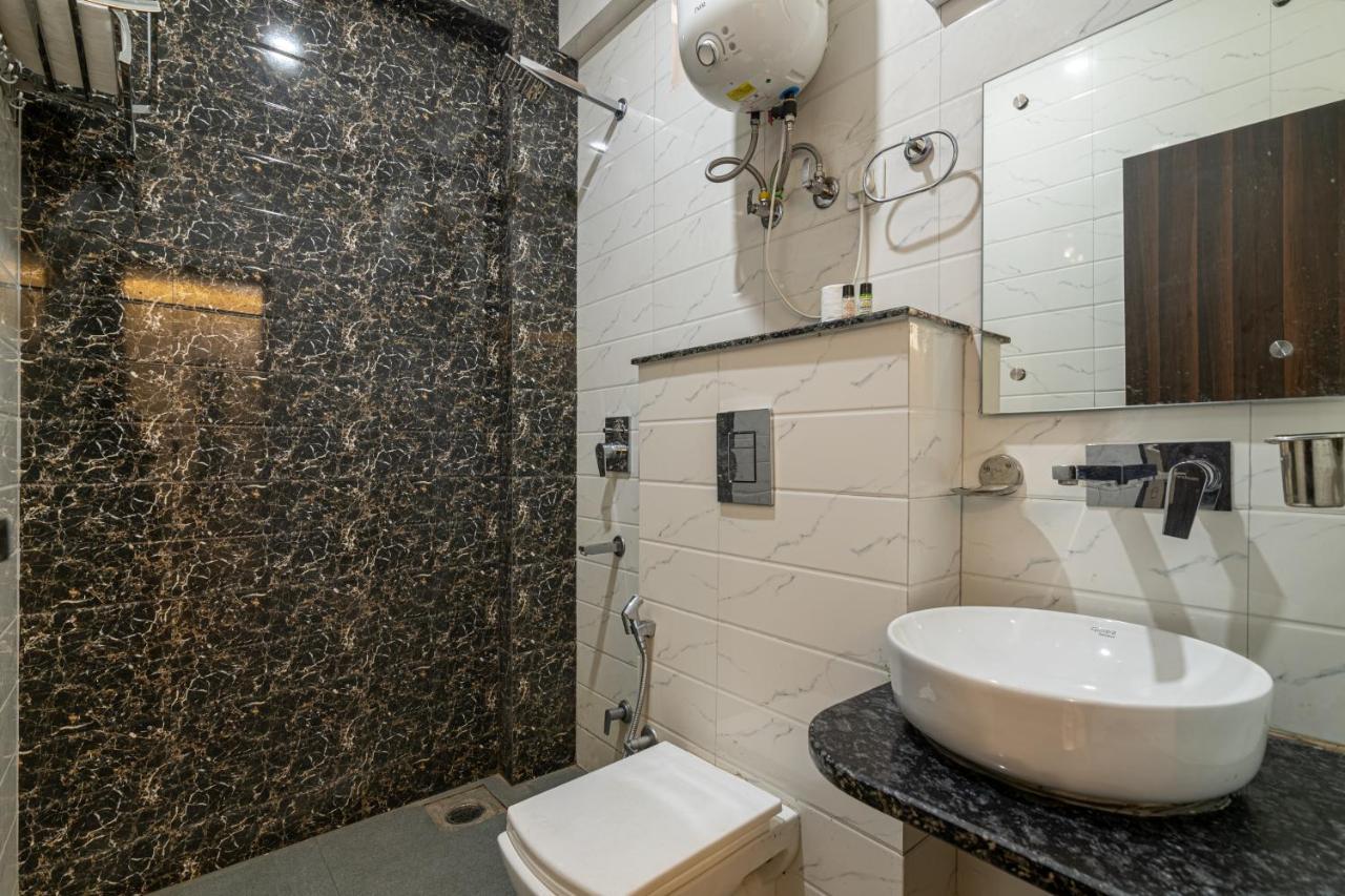 Hotel De Luxe Basai Road Gurgáon Kültér fotó